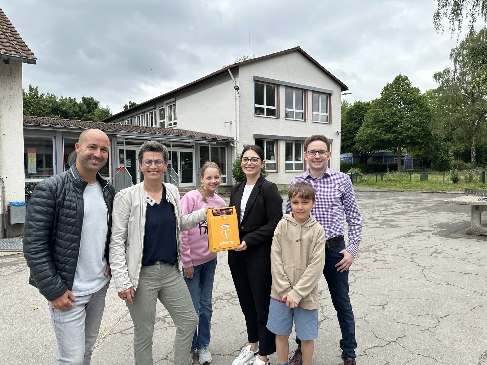 Lebensrettende Spende: Defibrillator für die Schule